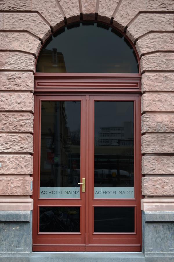 Zweiflügelige Altbau Haustür mit Rundbogen und Oberlicht